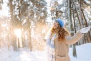 Frau im Winterwald mit Sonne Frau im Winterwald mit Sonne